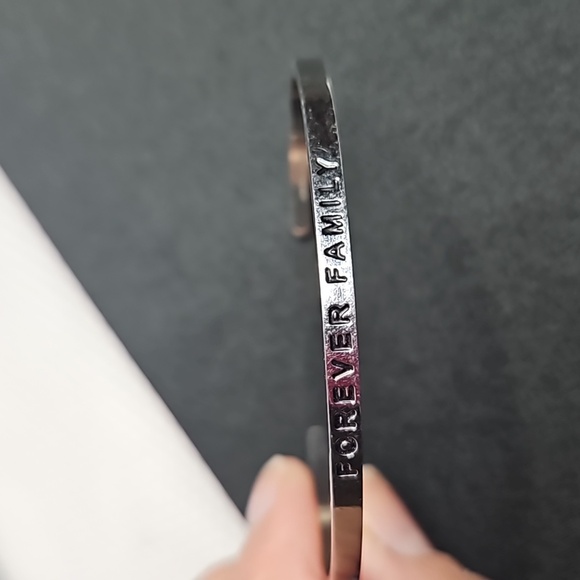 MANTRABANDS FOREVER FAMILY SILVERTONE BRACELET - Picture 3 of 8